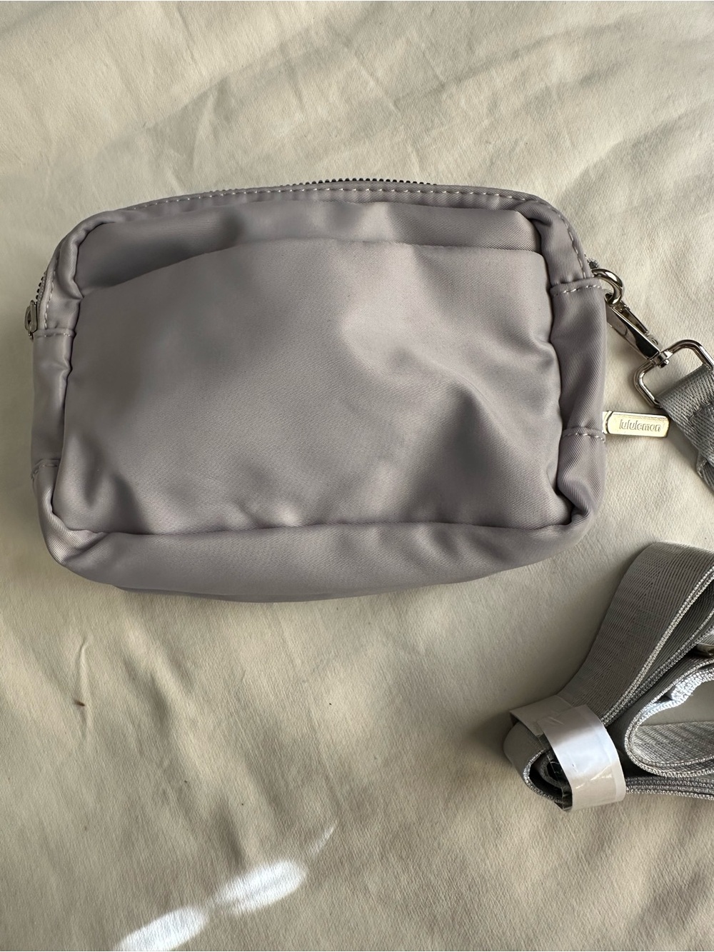 lululemon athletica Everywhere Crossbody Bag - Light Grey - Picture 2 of 4